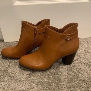NWT Tan booties